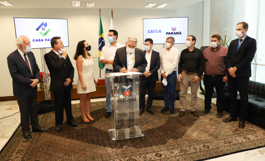 O governador Carlos Massa Ratinho Junior assinou nesta terça-feira (23) a liberação de mais R$ 71,7 milhões para o programa Casa Fácil Paraná, que financia o valor de entrada de moradias a famílias com renda de até três salários mínimos. Loanda. Foto: Ari Dias/ AEN.