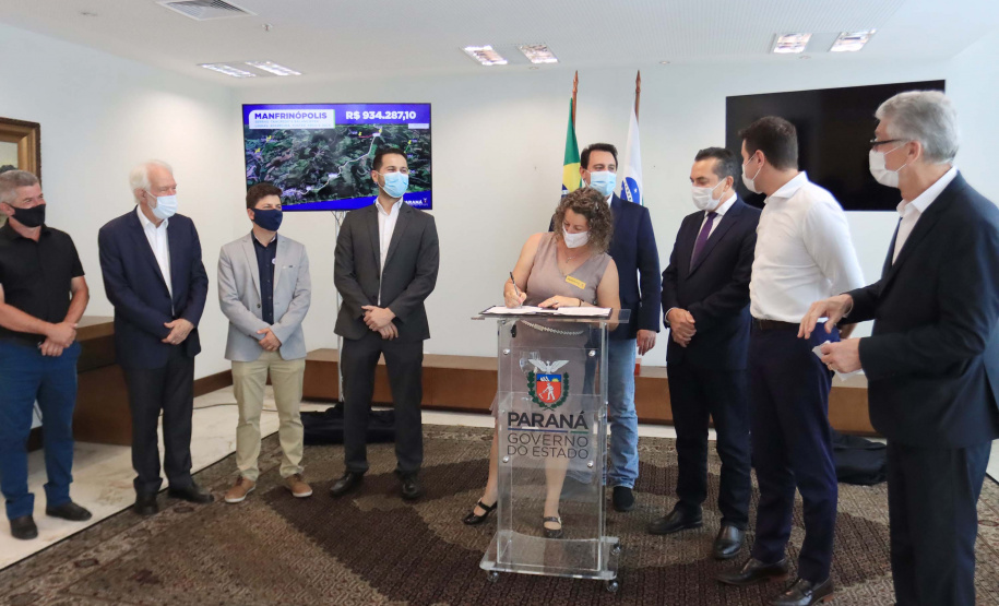 09.11.2021 - Governador Carlos Massa Ratinho Junior assina programa Estradas da Integração.