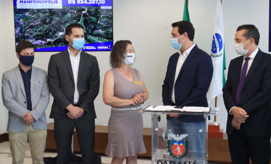 09.11.2021 - Governador Carlos Massa Ratinho Junior assina programa Estradas da Integração.