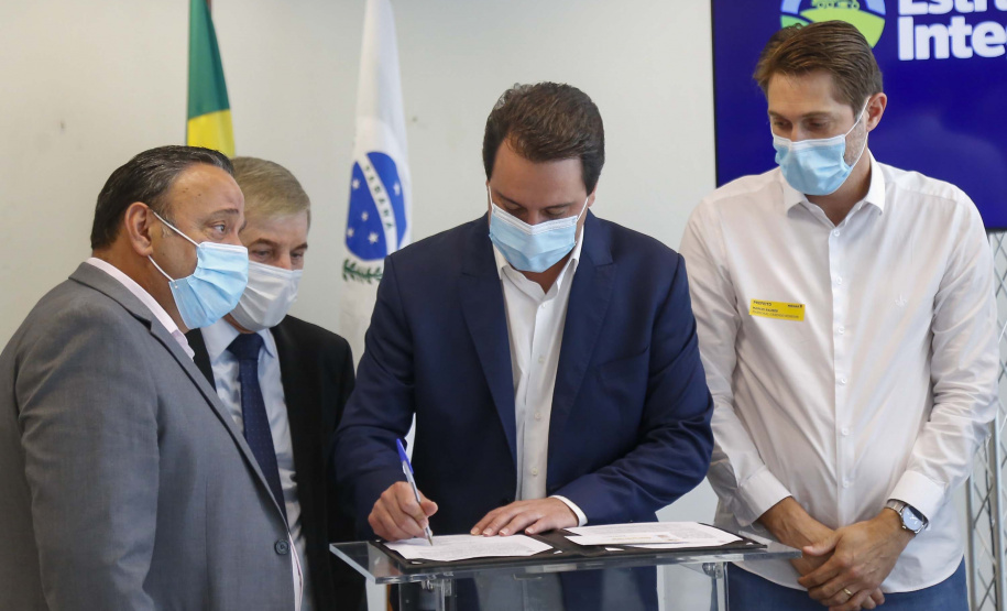 09.11.2021 - Governador Carlos Massa Ratinho Junior assina programa Estradas da Integração.