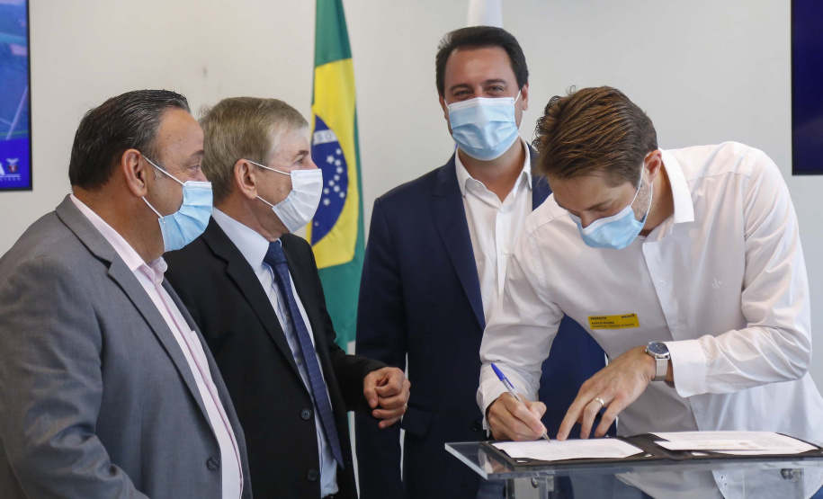 09.11.2021 - Governador Carlos Massa Ratinho Junior assina programa Estradas da Integração.