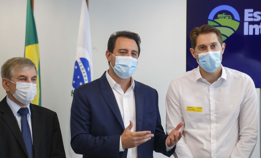 09.11.2021 - Governador Carlos Massa Ratinho Junior assina programa Estradas da Integração.