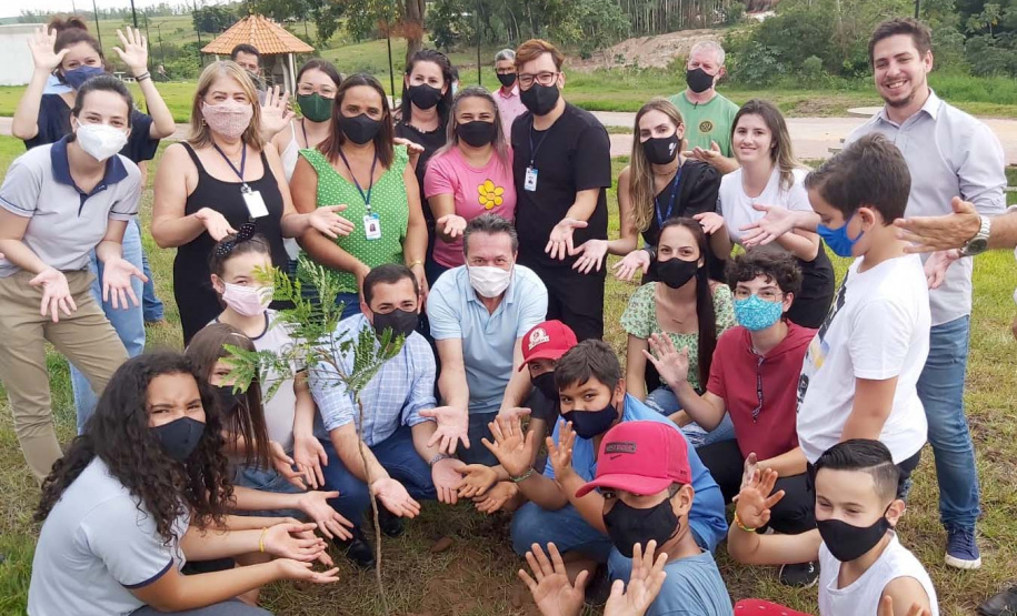 O secretário do Desenvolvimento Sustentável e do Turismo, Márcio Nunes, participou nesta quinta-feira (25) do plantio de mudas de árvores nativas no Parque Urbano de Maria Helena, no Noroeste do Estrado. O parque está com 77% de obras. -  Curitiba, 25/11/2021 - Foto: Alessandro Vieira/SEDEST