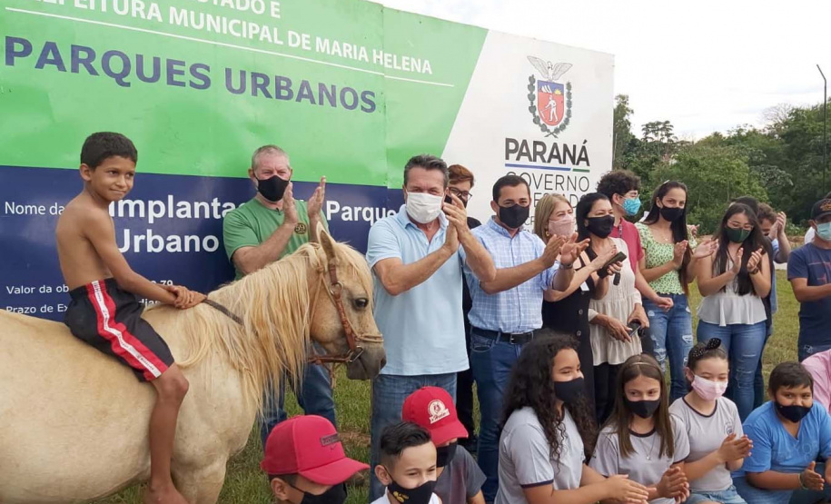O secretário do Desenvolvimento Sustentável e do Turismo, Márcio Nunes, participou nesta quinta-feira (25) do plantio de mudas de árvores nativas no Parque Urbano de Maria Helena, no Noroeste do Estrado. O parque está com 77% de obras. -  Curitiba, 25/11/2021 - Foto: Alessandro Vieira/SEDEST