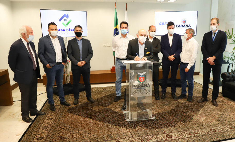 O governador Carlos Massa Ratinho Junior assinou nesta terça-feira (23) a liberação de mais R$ 71,7 milhões para o programa Casa Fácil Paraná, que financia o valor de entrada de moradias a famílias com renda de até três salários mínimos. Maringá. Foto: Ari Dias/ AEN.