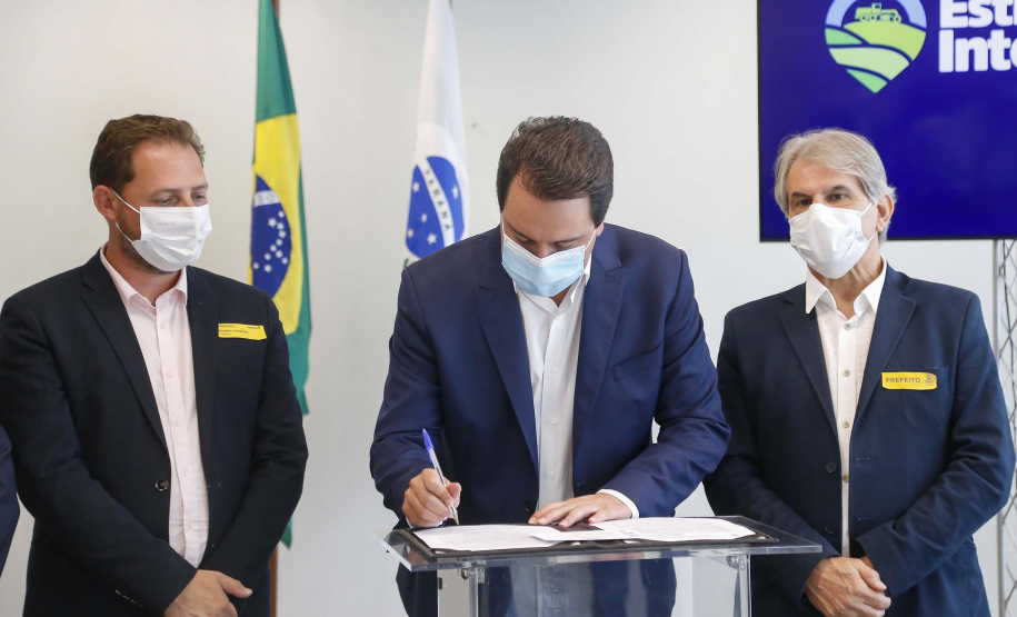 09.11.2021 - Governador Carlos Massa Ratinho Junior assina programa Estradas da Integração.