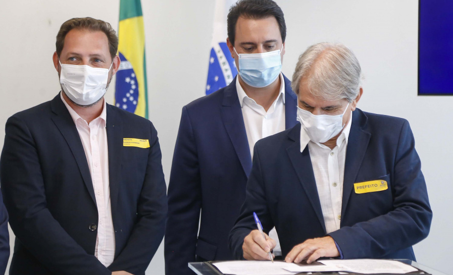 09.11.2021 - Governador Carlos Massa Ratinho Junior assina programa Estradas da Integração.