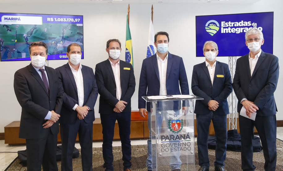 09.11.2021 - Governador Carlos Massa Ratinho Junior assina programa Estradas da Integração.