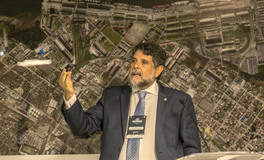 Nesta segunda-feira (22), o ministro Guilherme Caputo Bastos, do Tribunal Superior do Trabalho (TST), visitou a sede da Portos do Paraná, onde participou do II Seminário sobre Trabalho Portuário. Organizado pelo Órgão Gestor de Mão-de-Obra do Trabalhador Portuário Avulso (OGMO) de Paranaguá, o evento teve apoio da administração dos portos de Paranaguá e Antonina. - Paranaguá, 22/11/2021 - Foto: Claudio Neves/Portos do Paraná