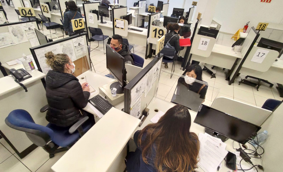 A Agência do Trabalhador de Curitiba realizou nesta sexta-feira (12) um mutirão para encaminhar candidatos a vagas em shoppings centers da capital e região metropolitana, nos setores de comércio e alimentação. - Curitiba, 12/11/2021 - Foto: SEJUF