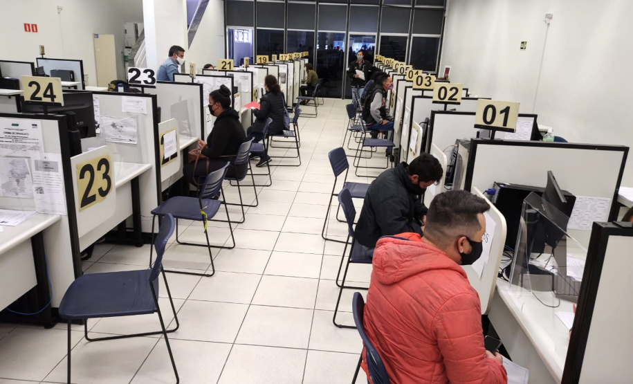 A Agência do Trabalhador de Curitiba realizou nesta sexta-feira (12) um mutirão para encaminhar candidatos a vagas em shoppings centers da capital e região metropolitana, nos setores de comércio e alimentação. - Curitiba, 12/11/2021 - Foto: SEJUF