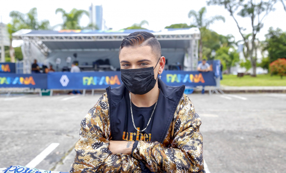 O primeiro a chegar para contemplar a abertura do Natal Palácio Iguaçu, na sexta-feira (19), foi Lucas Daniel Menezes, 22 anos. Foto Gilson Abreu/AEN