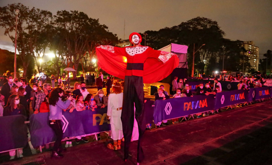 Natal Palácio Iguaçu emociona, encanta e alegra crianças e adultos, afirmam espectadores