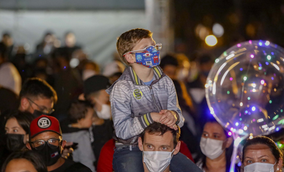 Natal Palácio Iguaçu emociona, encanta e alegra crianças e adultos, afirmam espectadores