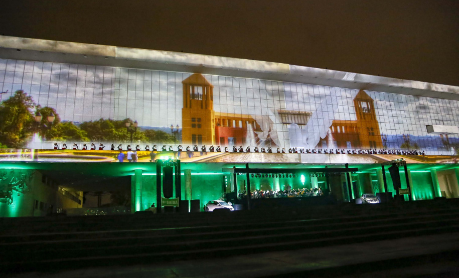 Natal Palácio Iguaçu emociona, encanta e alegra crianças e adultos, afirmam espectadores