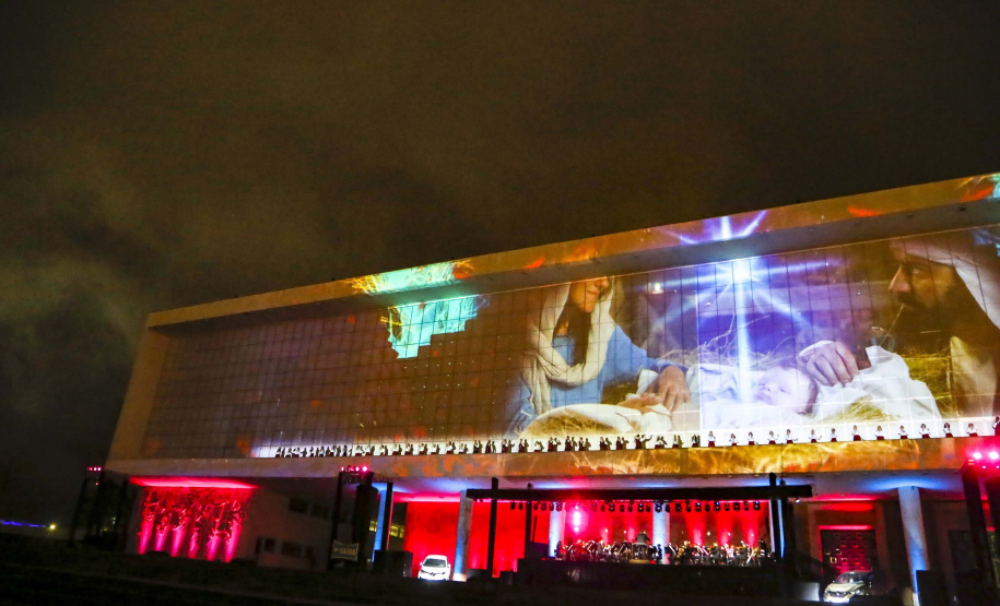 Natal Palácio Iguaçu emociona, encanta e alegra crianças e adultos, afirmam espectadores