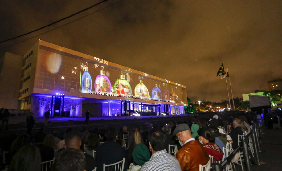 Natal Palácio Iguaçu emociona, encanta e alegra crianças e adultos, afirmam espectadores