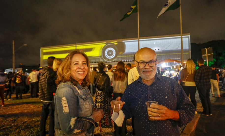 Natal Palácio Iguaçu emociona, encanta e alegra crianças e adultos, afirmam espectadores