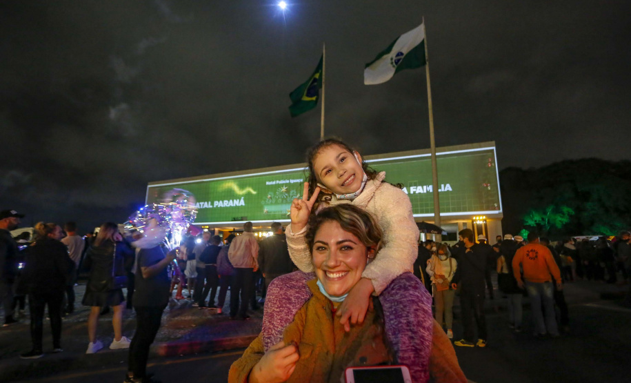 Natal Palácio Iguaçu emociona, encanta e alegra crianças e adultos, afirmam espectadores