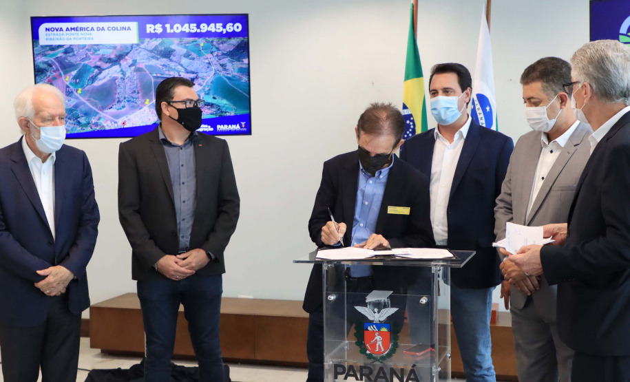 09.11.2021 - Governador Carlos Massa Ratinho Junior assina programa Estradas da Integração.