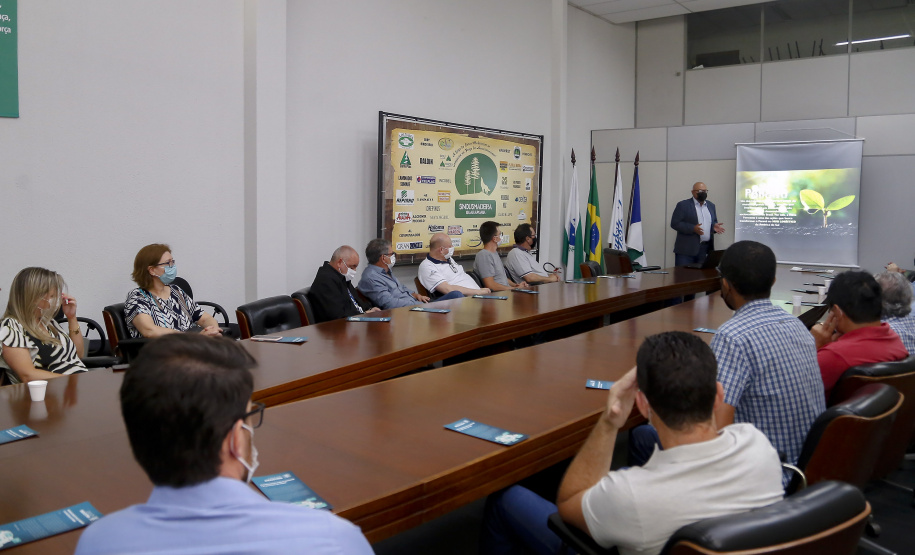 Em Guarapuava, Governo e Sindusmadeira avaliam impacto da Nova Ferroeste para o setor