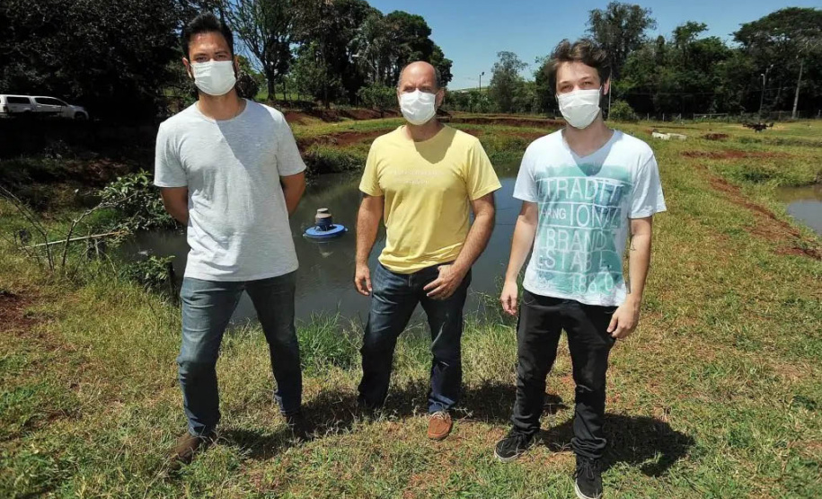 Doutorando Armando César Rodrigues, pesquisador e biólogo Mario Luis Orsi (ao centro), biólogo colaborador Matheus Chueire Luiz. - Londrina,