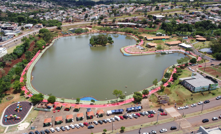 O governador Carlos Massa Ratinho Junior esteve nesta sexta-feira (19) no município de Ivaiporã e confirmou o repasse de R$ 36,1 milhões para obras de infraestrutura urbana e rodoviária. Foto: Ari Dias/AEN
