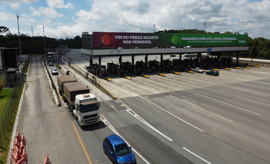 Encerramento dos atuais contratos de concessão de rodovias no Paraná. Abertura das catracas da praça de pedágio da Ecovia, na BR-277, em São José dos Pinhais, ocorrida à 0h00 deste domingo. - Curitiba, 28/11/2021 - Foto: Ari Dias/AEN