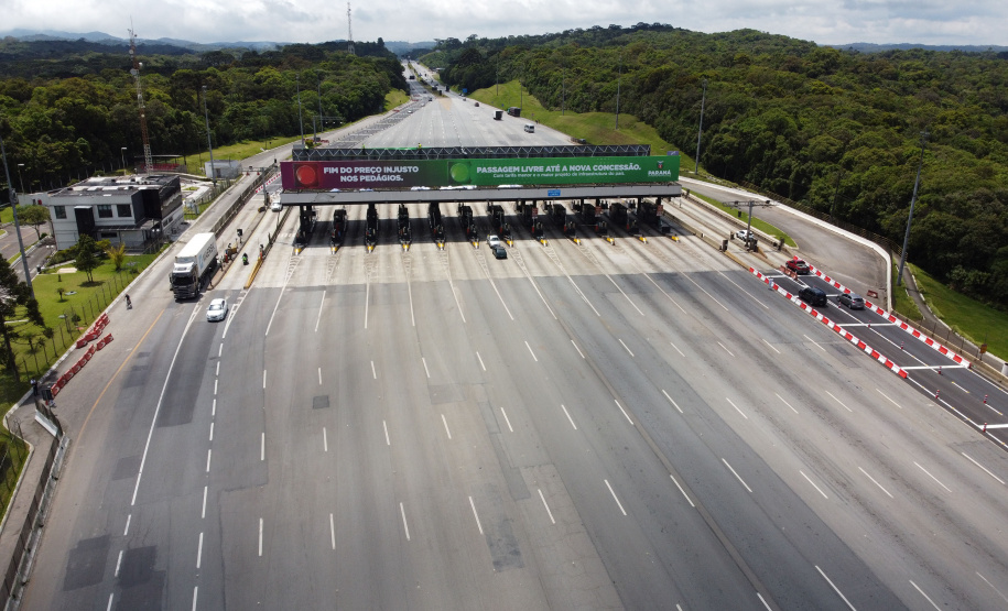 Encerramento dos atuais contratos de concessão de rodovias no Paraná. Abertura das catracas da praça de pedágio da Ecovia, na BR-277, em São José dos Pinhais, ocorrida à 0h00 deste domingo. - Curitiba, 28/11/2021 - Foto: Ari Dias/AEN