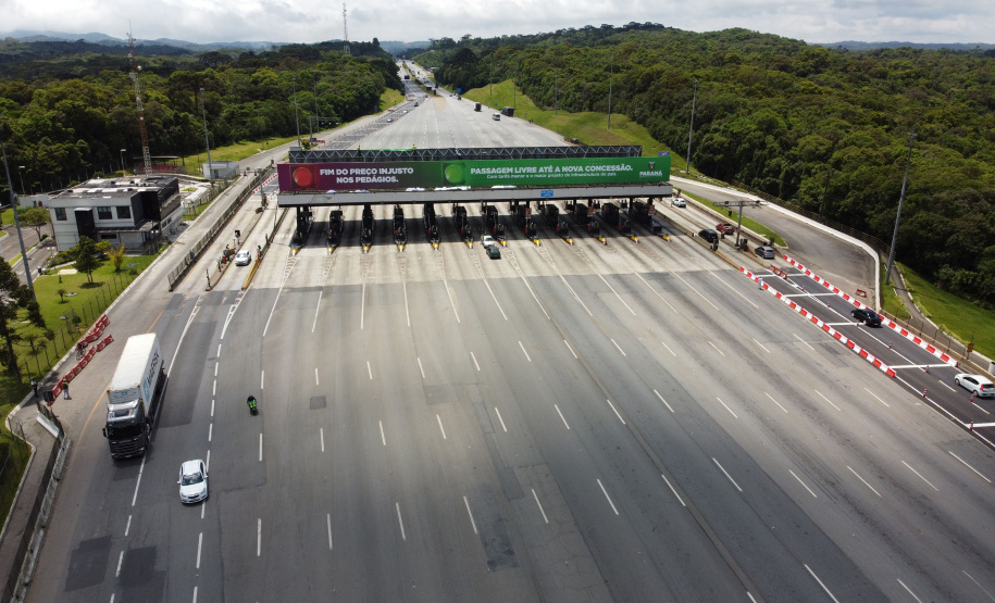 Encerramento dos atuais contratos de concessão de rodovias no Paraná. Abertura das catracas da praça de pedágio da Ecovia, na BR-277, em São José dos Pinhais, ocorrida à 0h00 deste domingo. - Curitiba, 28/11/2021 - Foto: Ari Dias/AEN