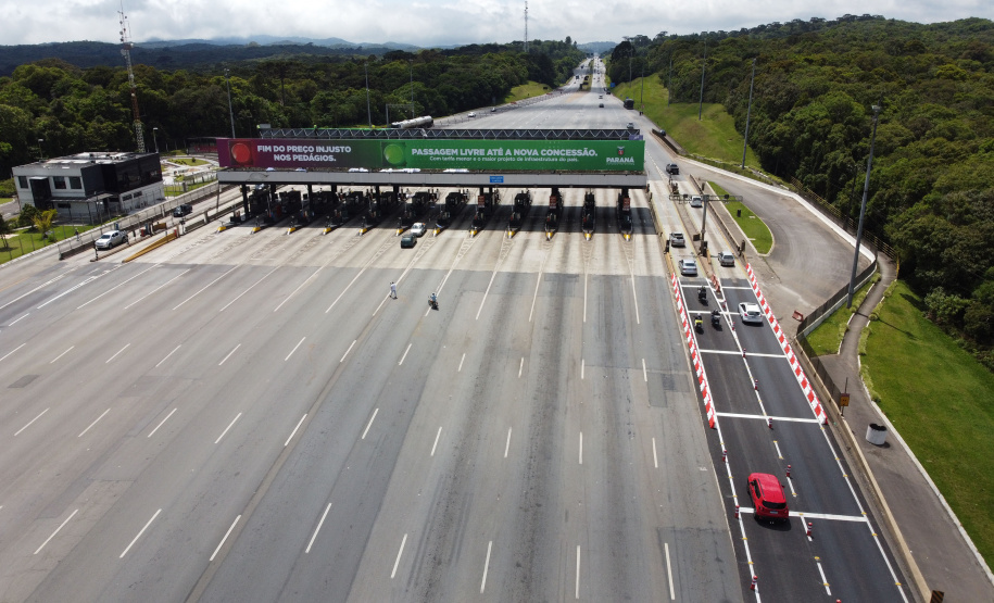 Encerramento dos atuais contratos de concessão de rodovias no Paraná. Abertura das catracas da praça de pedágio da Ecovia, na BR-277, em São José dos Pinhais, ocorrida à 0h00 deste domingo. - Curitiba, 28/11/2021 - Foto: Ari Dias/AEN