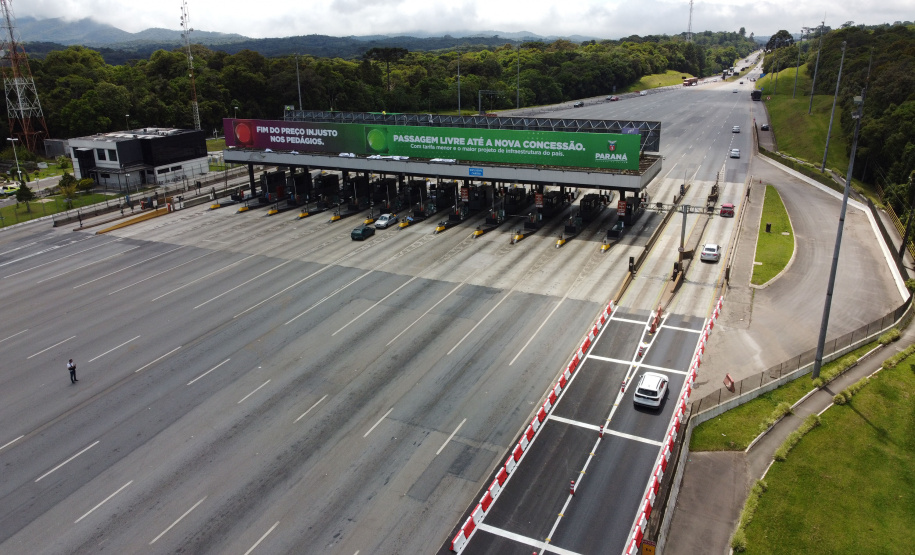 Encerramento dos atuais contratos de concessão de rodovias no Paraná. Abertura das catracas da praça de pedágio da Ecovia, na BR-277, em São José dos Pinhais, ocorrida à 0h00 deste domingo. - Curitiba, 28/11/2021 - Foto: Ari Dias/AEN