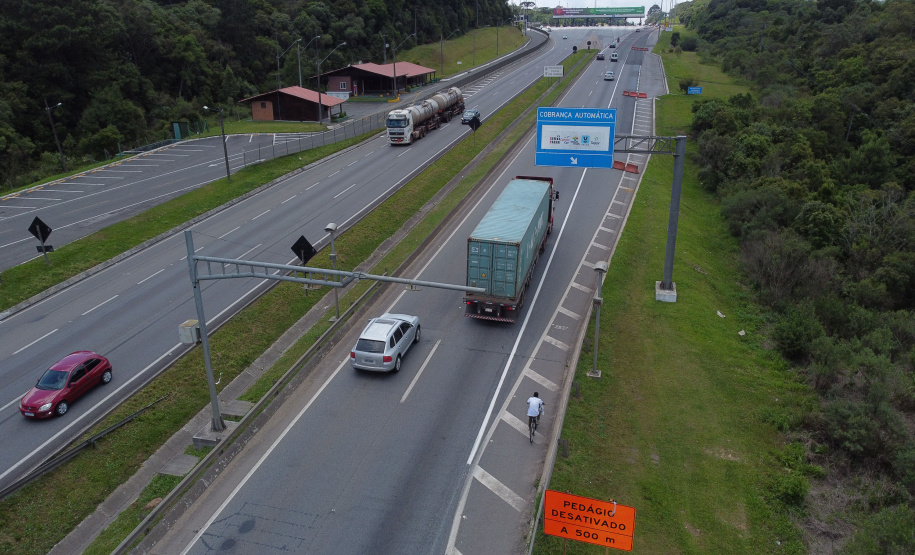 Encerramento dos atuais contratos de concessão de rodovias no Paraná. Abertura das catracas da praça de pedágio da Ecovia, na BR-277, em São José dos Pinhais, ocorrida à 0h00 deste domingo. - Curitiba, 28/11/2021 - Foto: Ari Dias/AEN