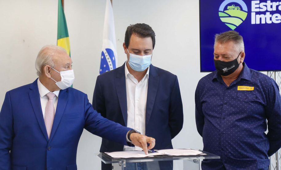 09.11.2021 - Governador Carlos Massa Ratinho Junior assina programa Estradas da Integração.