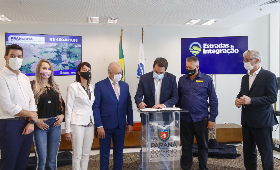 09.11.2021 - Governador Carlos Massa Ratinho Junior assina programa Estradas da Integração.