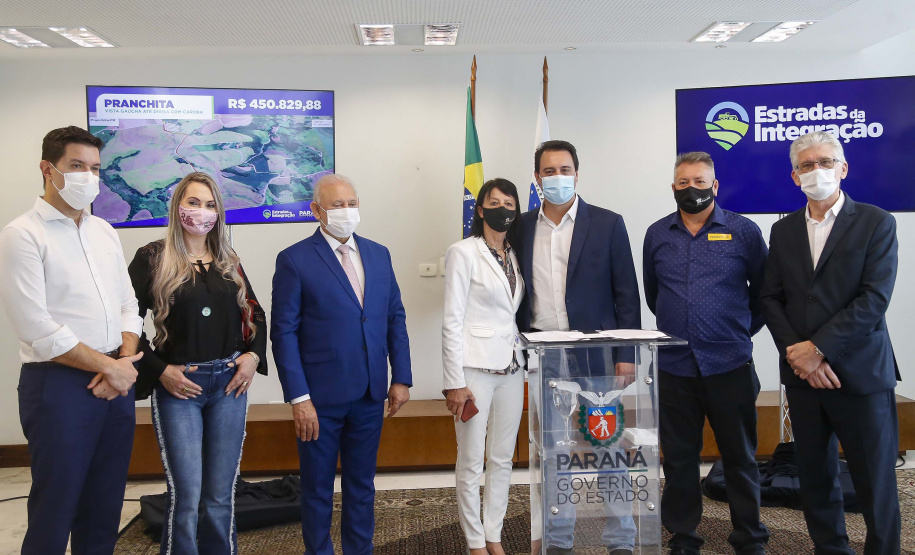 09.11.2021 - Governador Carlos Massa Ratinho Junior assina programa Estradas da Integração.