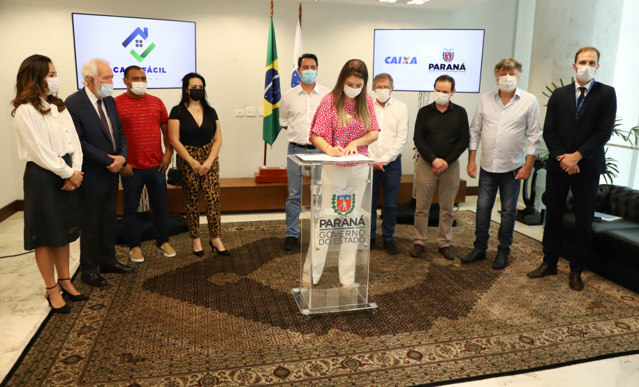 O governador Carlos Massa Ratinho Junior assinou nesta terça-feira (23) a liberação de mais R$ 71,7 milhões para o programa Casa Fácil Paraná, que financia o valor de entrada de moradias a famílias com renda de até três salários mínimos. Primeiro de Maio. Foto: Ari Dias/ AEN.