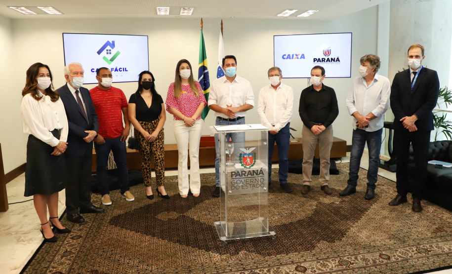 O governador Carlos Massa Ratinho Junior assinou nesta terça-feira (23) a liberação de mais R$ 71,7 milhões para o programa Casa Fácil Paraná, que financia o valor de entrada de moradias a famílias com renda de até três salários mínimos. Primeiro de Maio. Foto: Ari Dias/ AEN.