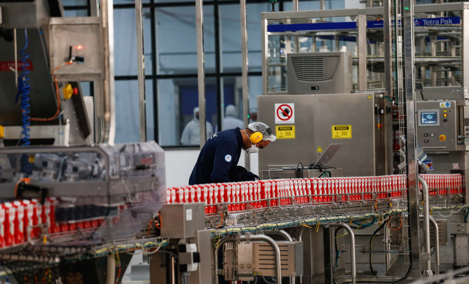 A industrialização avança a passos largos para os municípios menos populosos do Paraná. Um levantamento da Invest Paraná, braço do Governo do Estado responsável pela prospecção e atração de investimentos, a partir das licenças emitidas revela que as cidades de menor porte atraíram aplicações de R$ 15,9 bilhões da iniciativa privada desde 2019. Dentro deste pacote estão 483 ações em localidades de porte médio (R$ 2 bilhões e 95 acordos), pequeno (R$ 13,65 bilhões e 359 acordos) e micro (R$ 256 milhões em 29