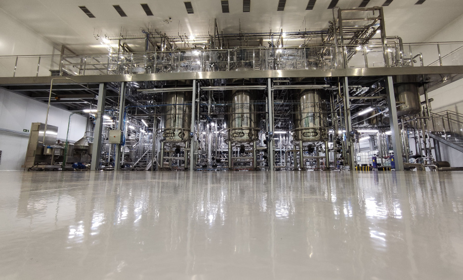 A industrialização avança a passos largos para os municípios menos populosos do Paraná. Um levantamento da Invest Paraná, braço do Governo do Estado responsável pela prospecção e atração de investimentos, a partir das licenças emitidas revela que as cidades de menor porte atraíram aplicações de R$ 15,9 bilhões da iniciativa privada desde 2019. Dentro deste pacote estão 483 ações em localidades de porte médio (R$ 2 bilhões e 95 acordos), pequeno (R$ 13,65 bilhões e 359 acordos) e micro (R$ 256 milhões em 29