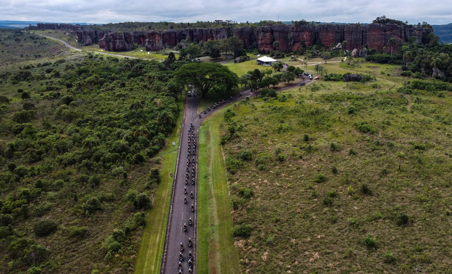 O governador Carlos Massa Ratinho Junior e o Secretário da Segurança Pública, Romulo Marinho Soares, entregam nesta sexta-feira (19), à Polícia Militar do Paraná 155 novas motocicletas, modelo BMW, que incluem capacetes, EPIs e rádios comunicadores, no Parque Estadual Vila Velha, em Ponta Grossa.19/11/2021 - Foto: Jonathan Campos