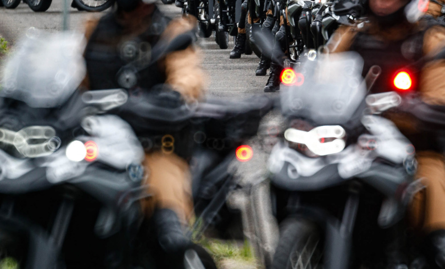 O governador Carlos Massa Ratinho Junior e o Secretário da Segurança Pública, Romulo Marinho Soares, entregam nesta sexta-feira (19), à Polícia Militar do Paraná 155 novas motocicletas, modelo BMW, que incluem capacetes, EPIs e rádios comunicadores, no Parque Estadual Vila Velha, em Ponta Grossa.19/11/2021 - Foto: Jonathan Campos