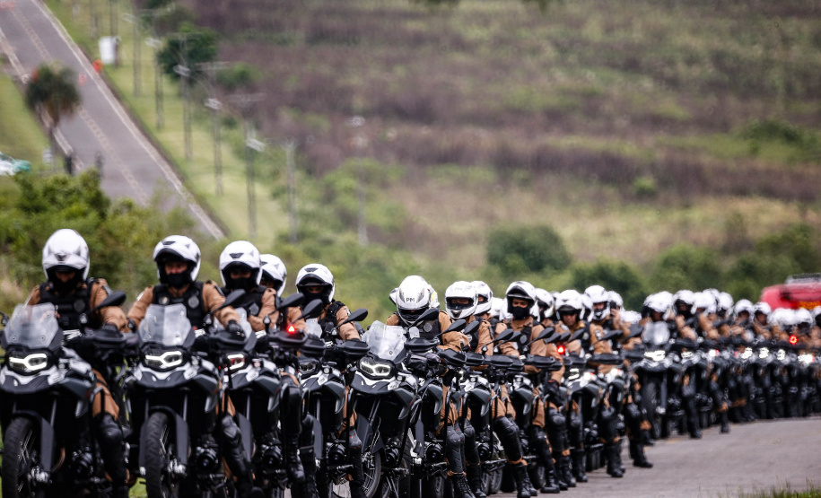 O governador Carlos Massa Ratinho Junior e o Secretário da Segurança Pública, Romulo Marinho Soares, entregam nesta sexta-feira (19), à Polícia Militar do Paraná 155 novas motocicletas, modelo BMW, que incluem capacetes, EPIs e rádios comunicadores, no Parque Estadual Vila Velha, em Ponta Grossa.19/11/2021 - Foto: Jonathan Campos