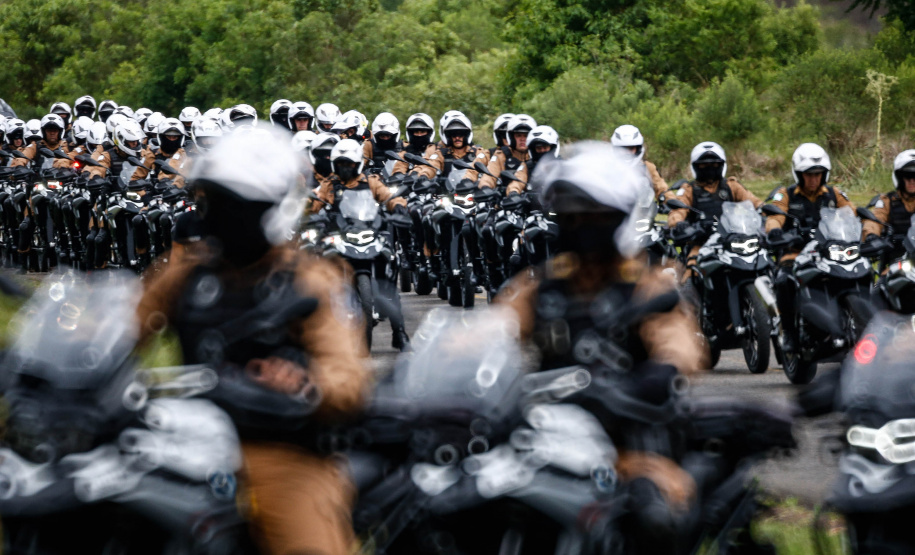 O governador Carlos Massa Ratinho Junior e o Secretário da Segurança Pública, Romulo Marinho Soares, entregam nesta sexta-feira (19), à Polícia Militar do Paraná 155 novas motocicletas, modelo BMW, que incluem capacetes, EPIs e rádios comunicadores, no Parque Estadual Vila Velha, em Ponta Grossa.19/11/2021 - Foto: Jonathan Campos