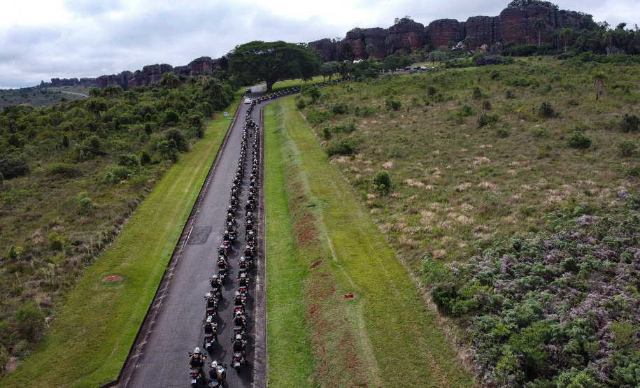 O governador Carlos Massa Ratinho Junior e o Secretário da Segurança Pública, Romulo Marinho Soares, entregam nesta sexta-feira (19), à Polícia Militar do Paraná 155 novas motocicletas, modelo BMW, que incluem capacetes, EPIs e rádios comunicadores, no Parque Estadual Vila Velha, em Ponta Grossa.19/11/2021 - Foto: Jonathan Campos