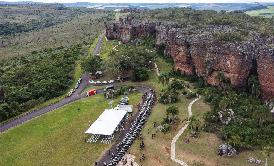 O governador Carlos Massa Ratinho Junior e o Secretário da Segurança Pública, Romulo Marinho Soares, entregam nesta sexta-feira (19), à Polícia Militar do Paraná 155 novas motocicletas, modelo BMW, que incluem capacetes, EPIs e rádios comunicadores, no Parque Estadual Vila Velha, em Ponta Grossa.19/11/2021 - Foto: Jonathan Campos