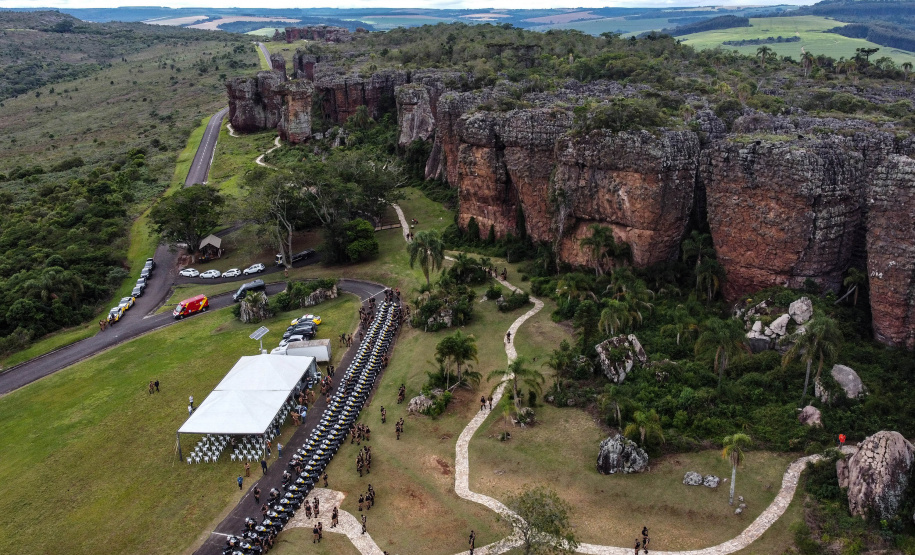 O governador Carlos Massa Ratinho Junior e o Secretário da Segurança Pública, Romulo Marinho Soares, entregam nesta sexta-feira (19), à Polícia Militar do Paraná 155 novas motocicletas, modelo BMW, que incluem capacetes, EPIs e rádios comunicadores, no Parque Estadual Vila Velha, em Ponta Grossa.19/11/2021 - Foto: Jonathan Campos