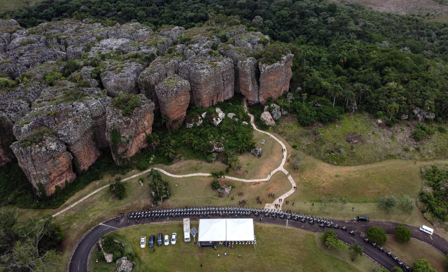 O governador Carlos Massa Ratinho Junior e o Secretário da Segurança Pública, Romulo Marinho Soares, entregam nesta sexta-feira (19), à Polícia Militar do Paraná 155 novas motocicletas, modelo BMW, que incluem capacetes, EPIs e rádios comunicadores, no Parque Estadual Vila Velha, em Ponta Grossa.19/11/2021 - Foto: Jonathan Campos