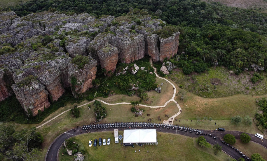 O governador Carlos Massa Ratinho Junior e o Secretário da Segurança Pública, Romulo Marinho Soares, entregam nesta sexta-feira (19), à Polícia Militar do Paraná 155 novas motocicletas, modelo BMW, que incluem capacetes, EPIs e rádios comunicadores, no Parque Estadual Vila Velha, em Ponta Grossa.19/11/2021 - Foto: Jonathan Campos