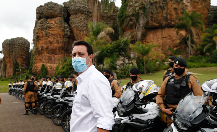 O governador Carlos Massa Ratinho Junior e o Secretário da Segurança Pública, Romulo Marinho Soares, entregam nesta sexta-feira (19), à Polícia Militar do Paraná 155 novas motocicletas, modelo BMW, que incluem capacetes, EPIs e rádios comunicadores, no Parque Estadual Vila Velha, em Ponta Grossa.19/11/2021 - Foto: Jonathan Campos